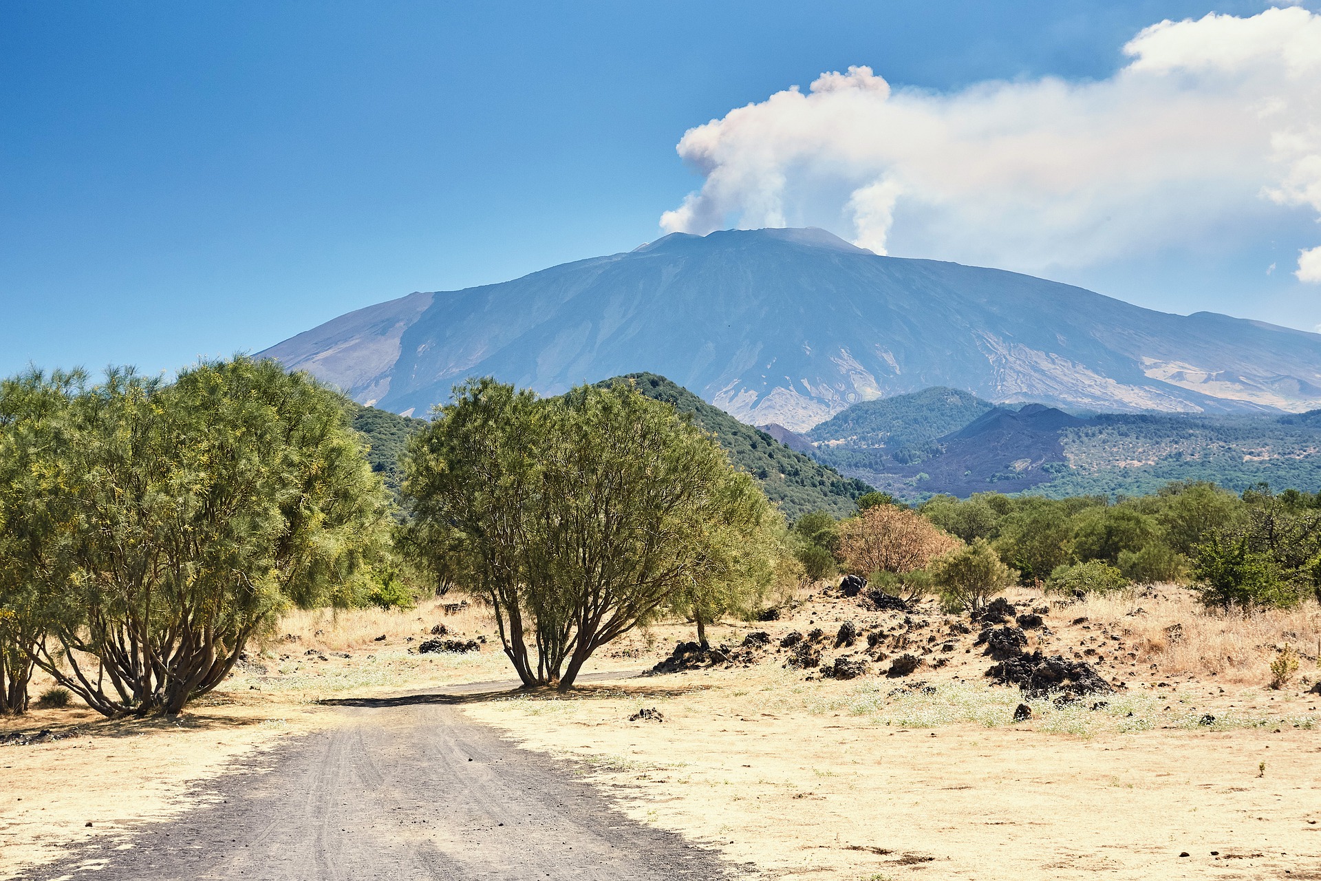vulcano Etna durante un trekking | Viaggio in moto di 7 giorni in Sicilia