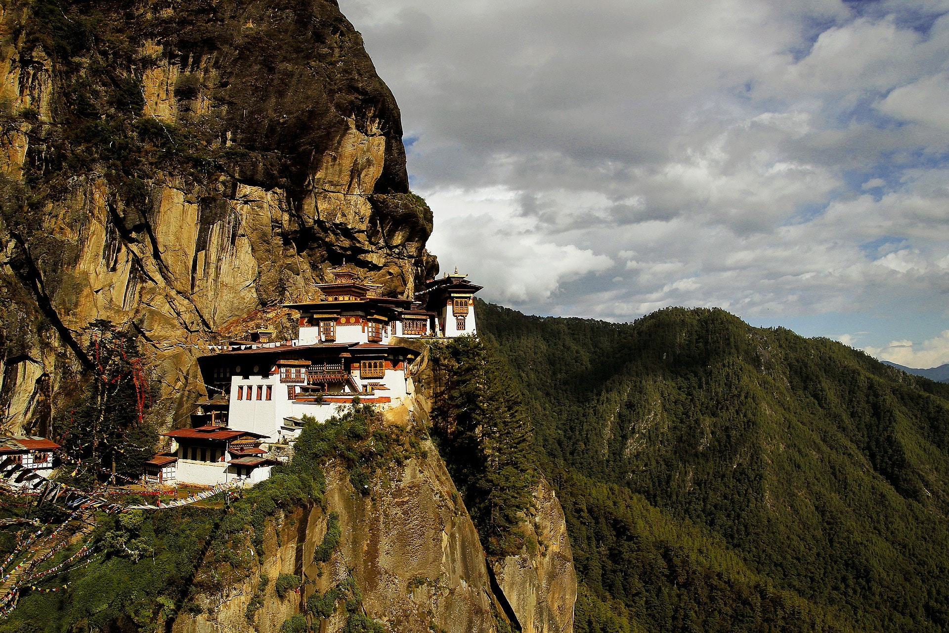 Bhutan cosa vedere: Monastero di Taktsang nella valle del Paro