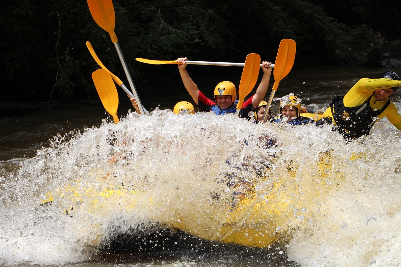 Rafting sul fiume Noce - onda d'acqua sul fiume Noce durante un rafting