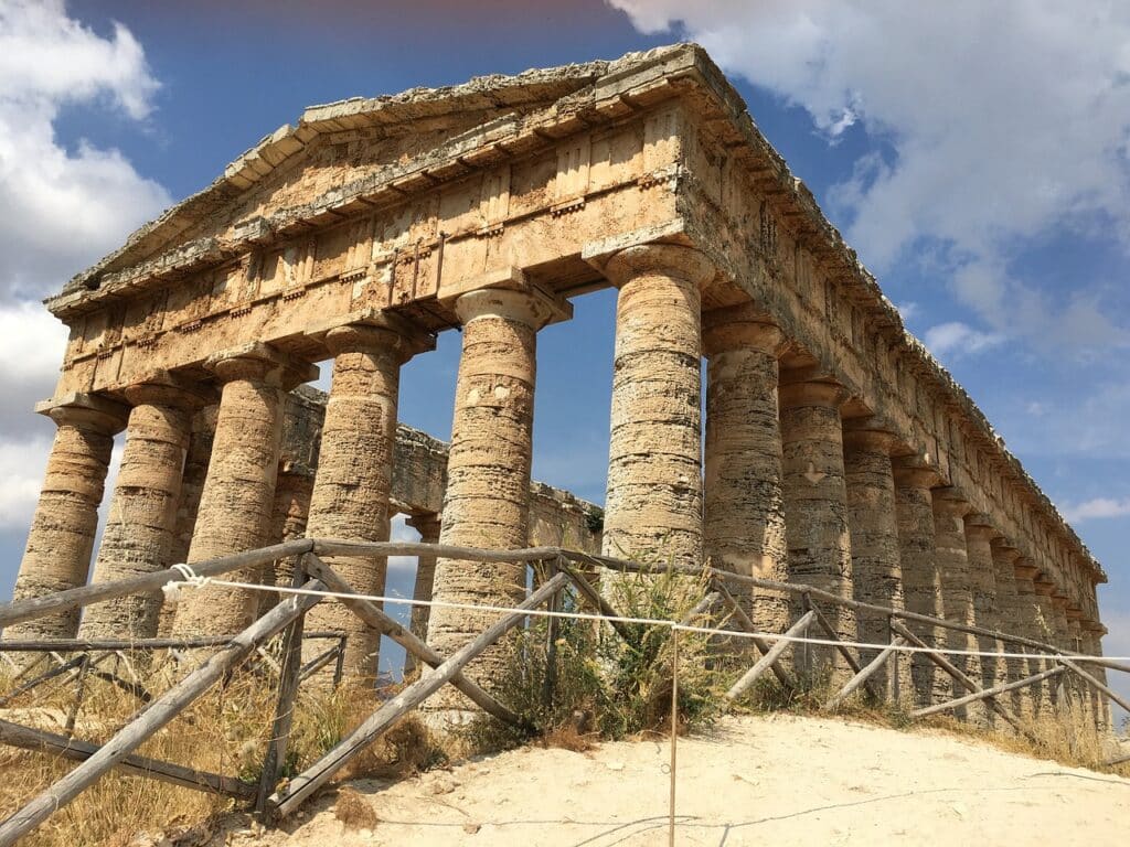 visita al tempio di Segesta a Calatafimi durante un itinerario turistico di 7 giorni in sicilia