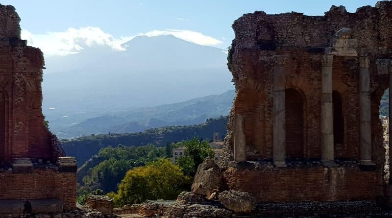 Rovine di Taormina con sullo sfondo il vulcano Etna. Visita in un tour in moto nella splendida Sicilia