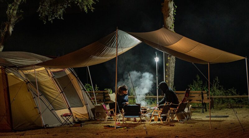 campeggio in tenda di sera