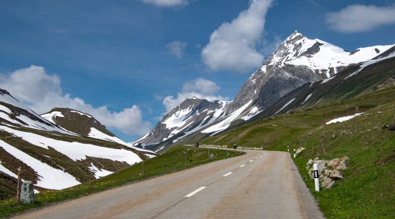 passo dell'Albula in Svizzera durante giro dei 6 passi in moto