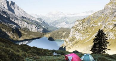 Come scegliere una buona tenda da campeggio | Guida alle migliori soluzioni - foto di due tende montante vicino ad un lago