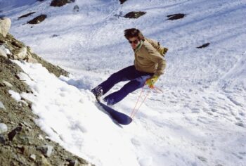 Jake Burton Carpenter negli anni 70 su una delle prime tavole da snowboard