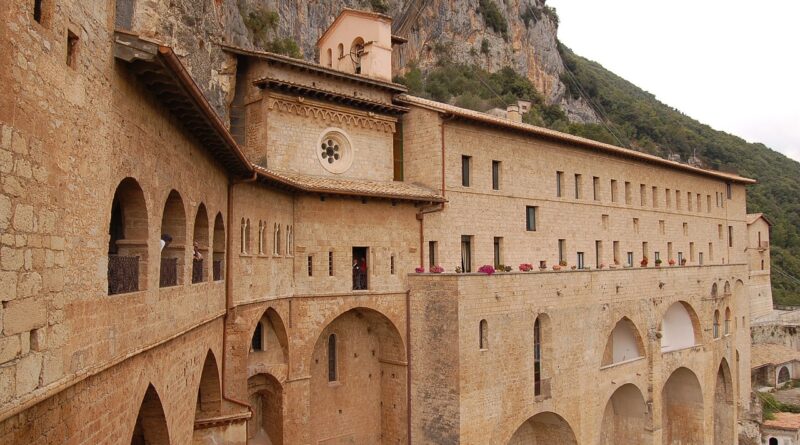 Monastero benedettino Subiaco e borgo medievale degli opifici