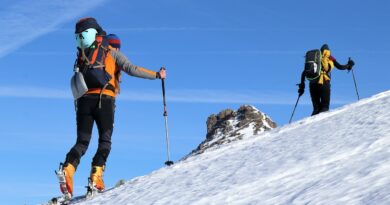 percorsi di sci alpinismo in Valle di Braies - sciatori durante una salita