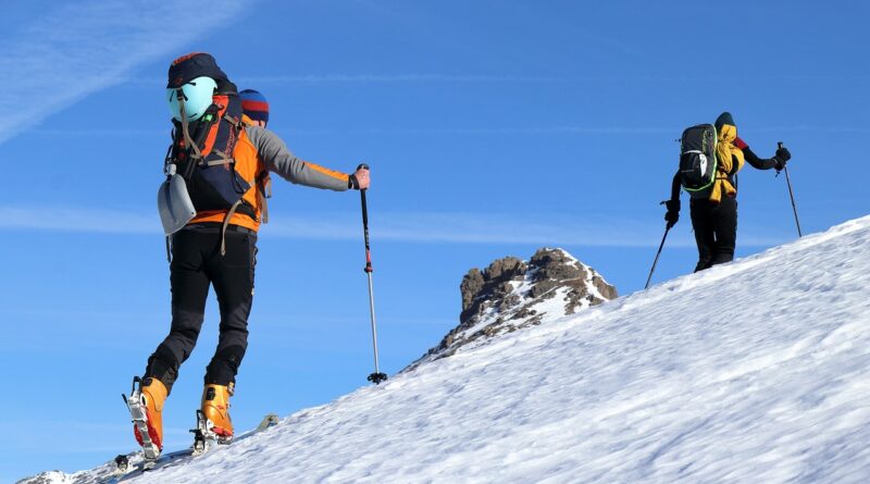 percorsi di sci alpinismo in Valle di Braies - sciatori durante una salita