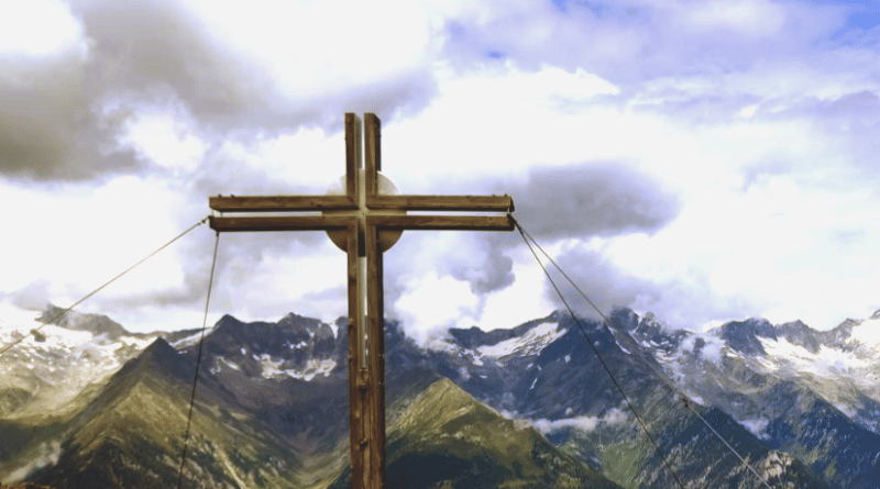 croce di ferro sulla vetta sul monte Sonnklar Nock durante l'escursione